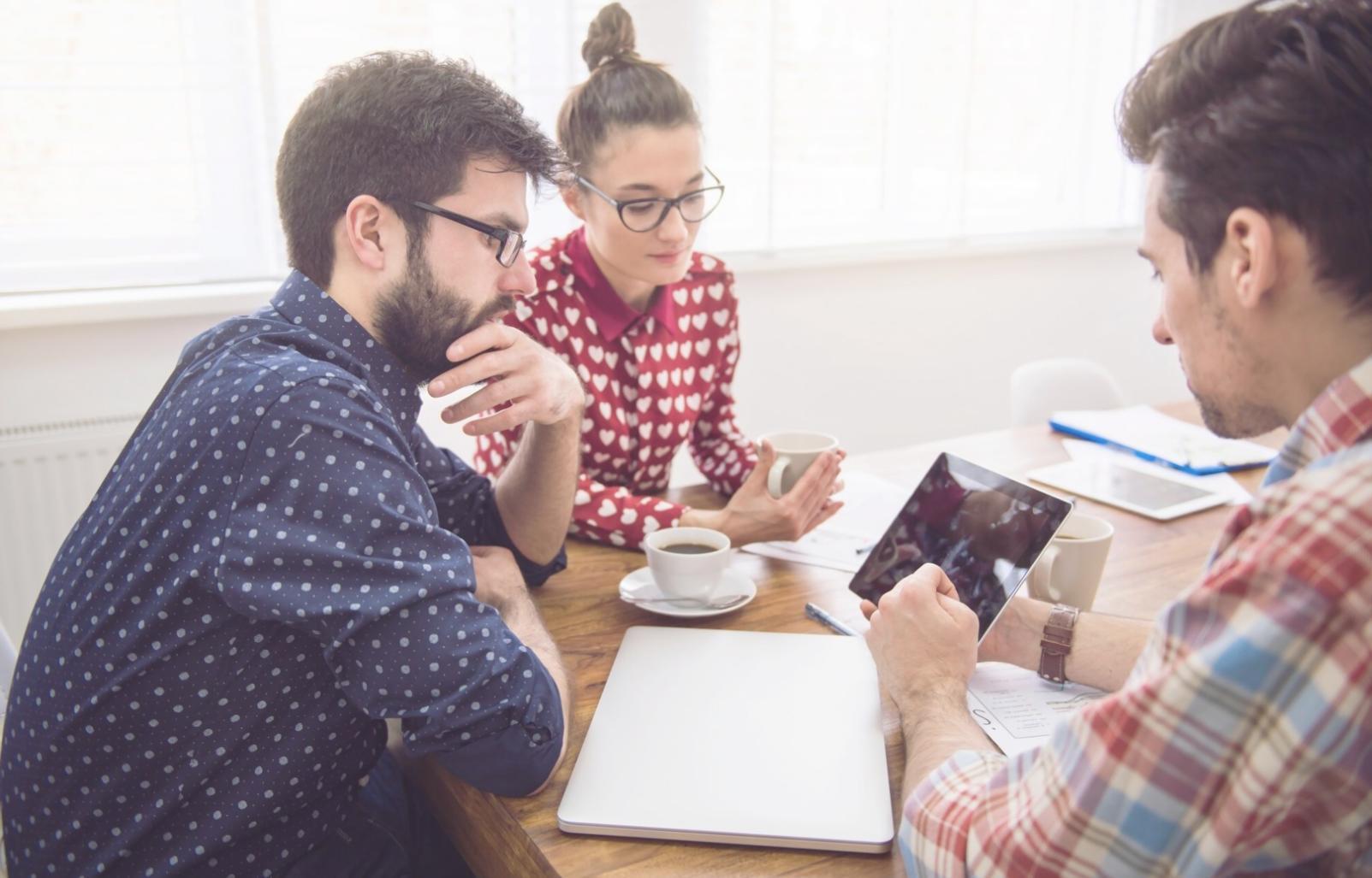 Espace de travail moderne avec documents de planification financière