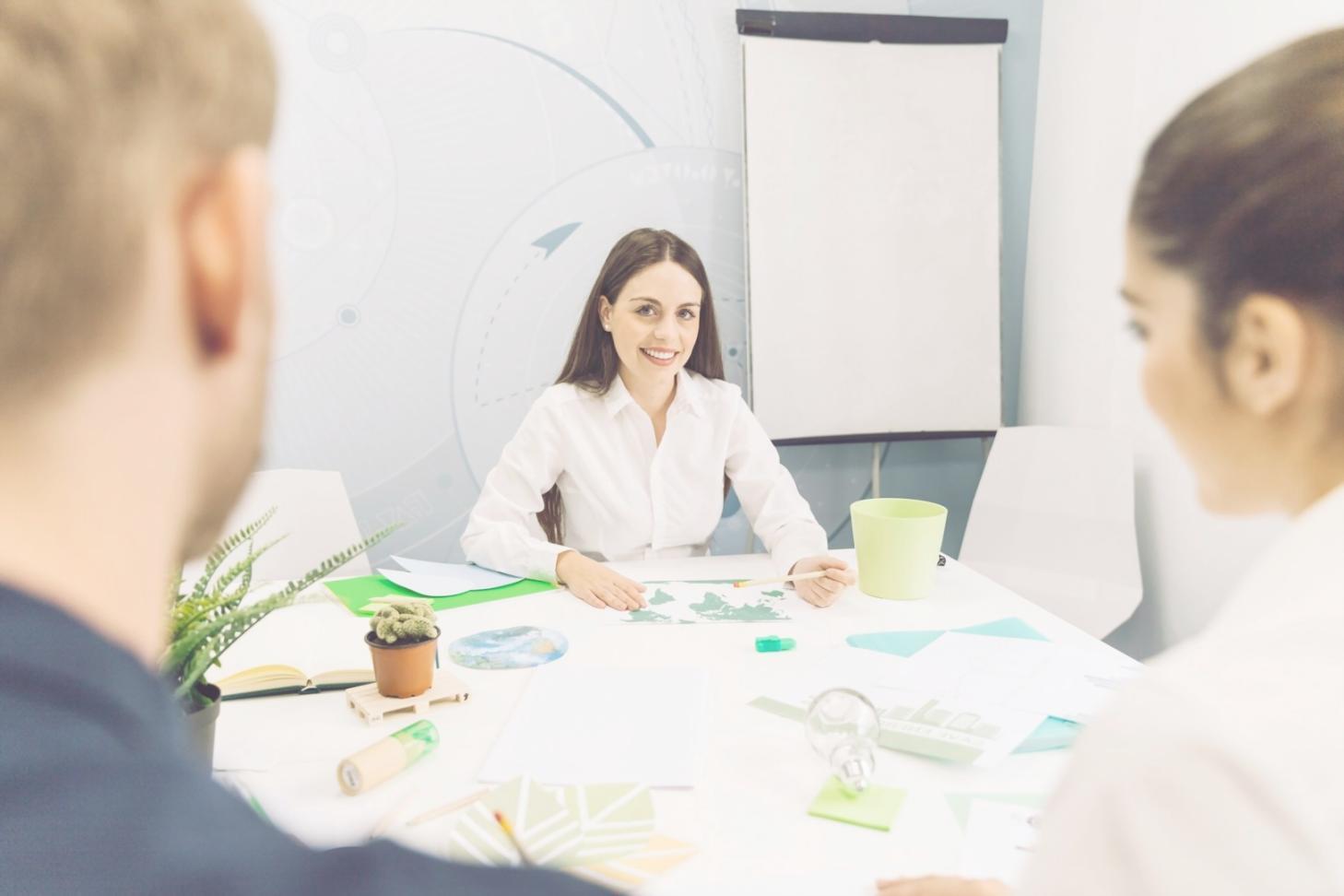 Entrepreneur travaillant sur son plan d'affaires